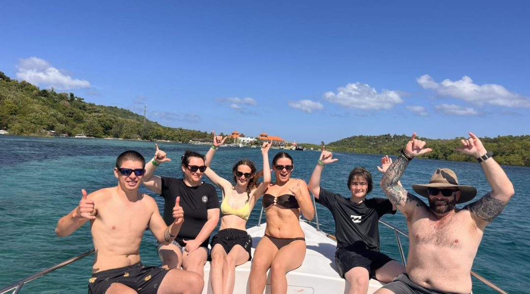 Happy group snorkelling in Nusa Lembongan and Nusa Penida